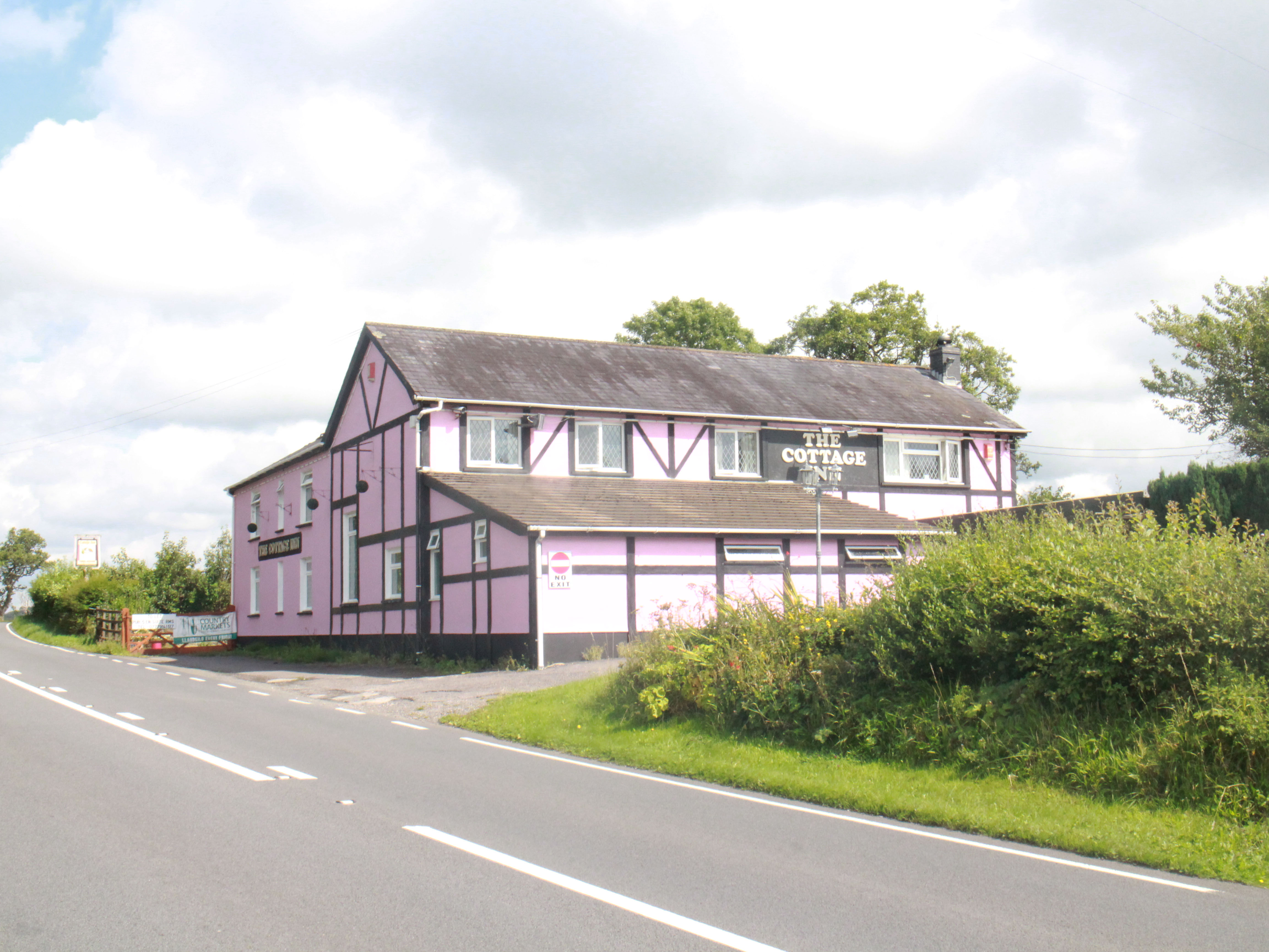Carmarthenshire pub with letting rooms let to experienced publicans