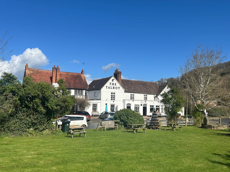 2.7 acre riverside pub for sale in Worcestershire