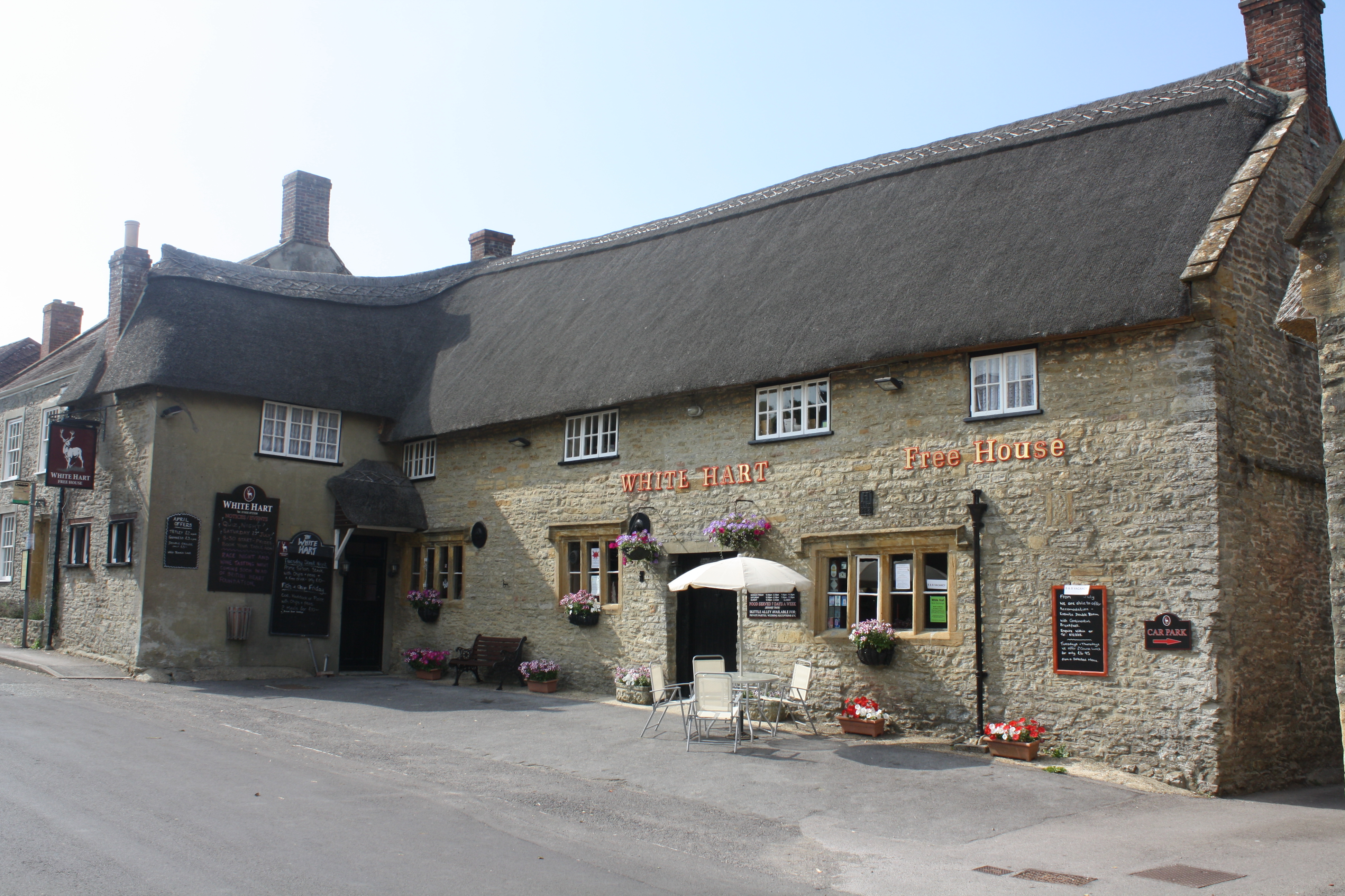 Thatched Dorset freehold pub sold by Sidney Phillips