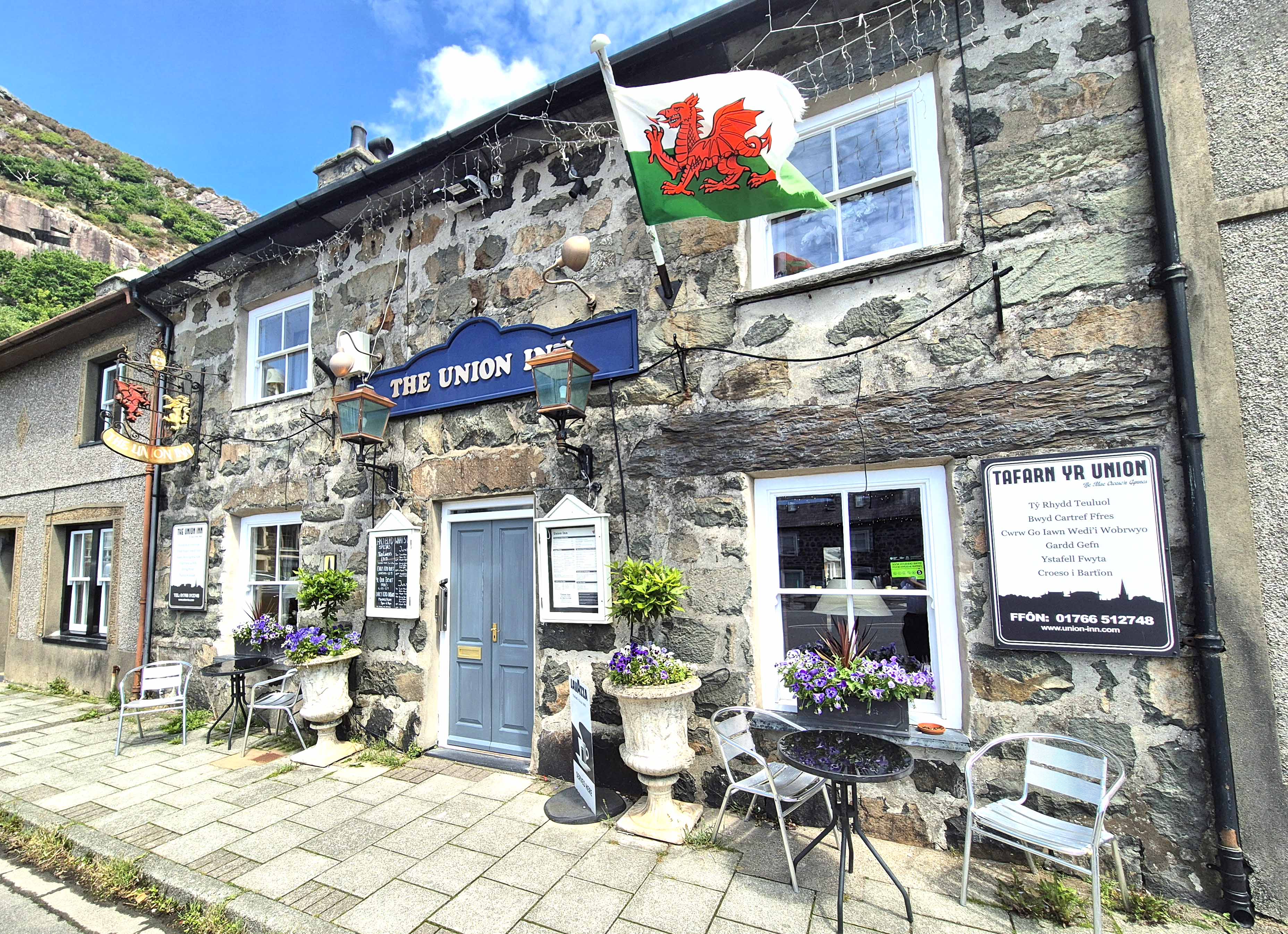 Popular pub and restaurant in historic Gwynedd village for sale