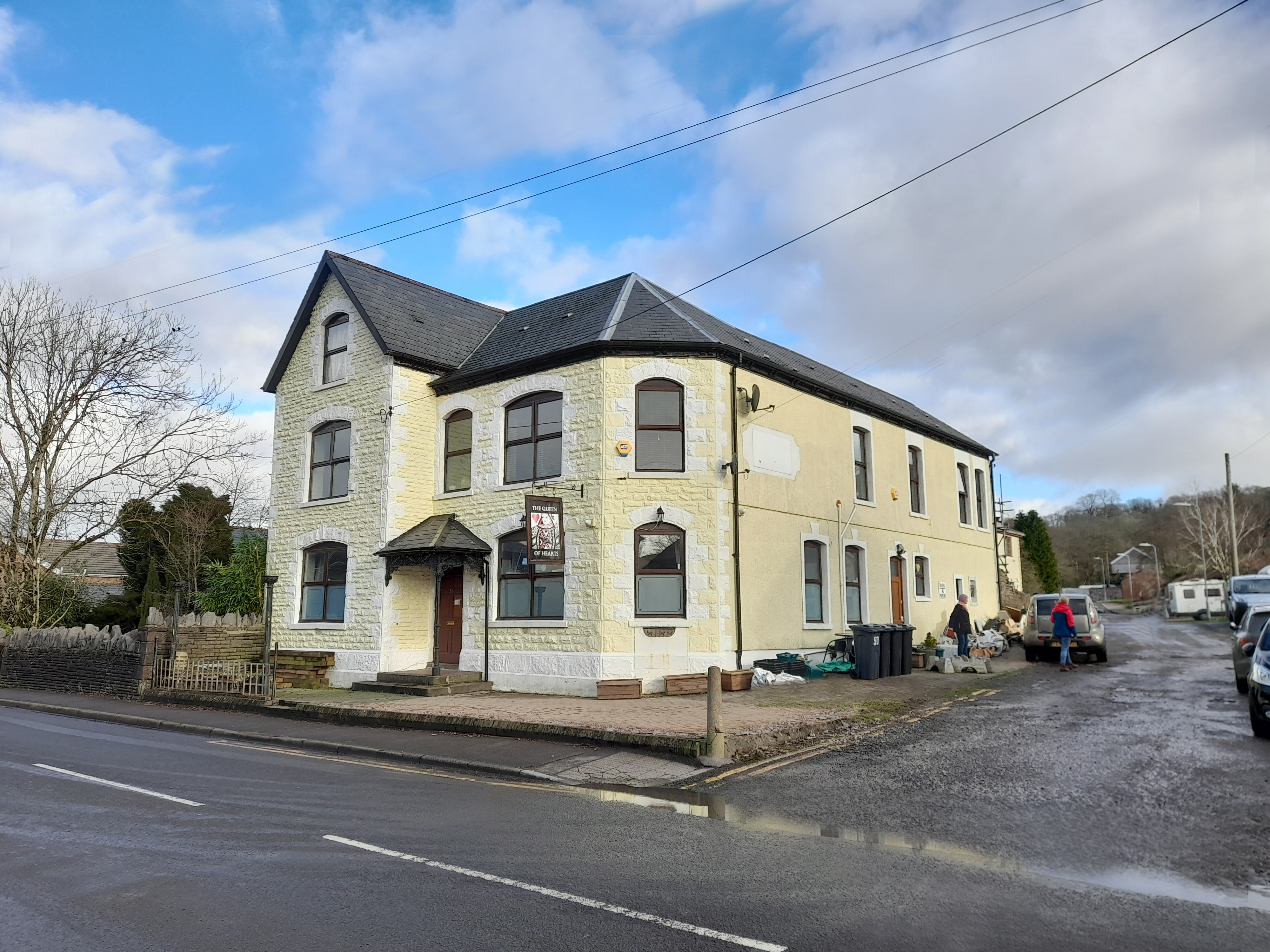 Substantial Ammanford pub and restaurant for sale