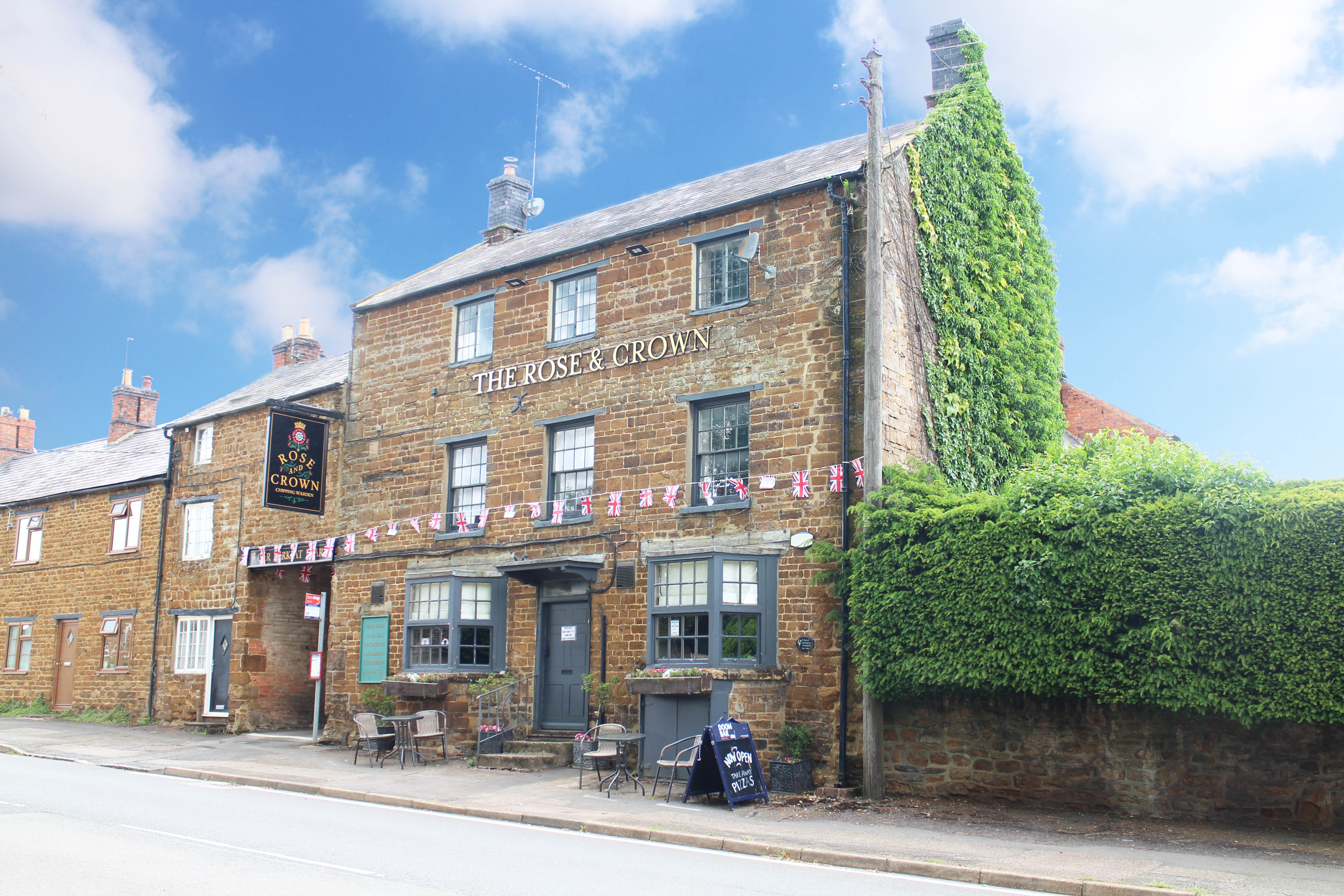 Character 18th Century Oxfordshire pub for sale