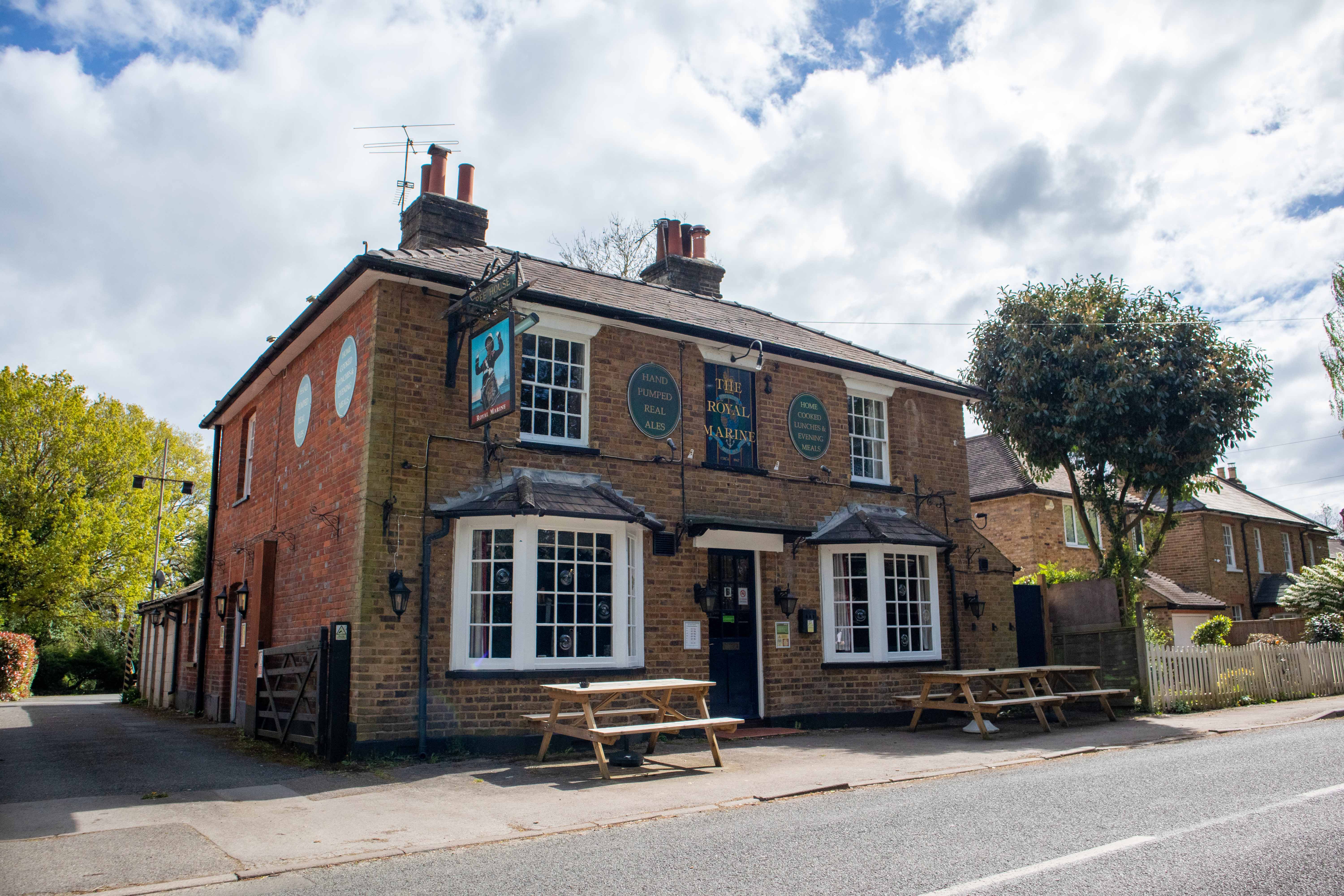 Free-of-tie community pub in Surrey sold