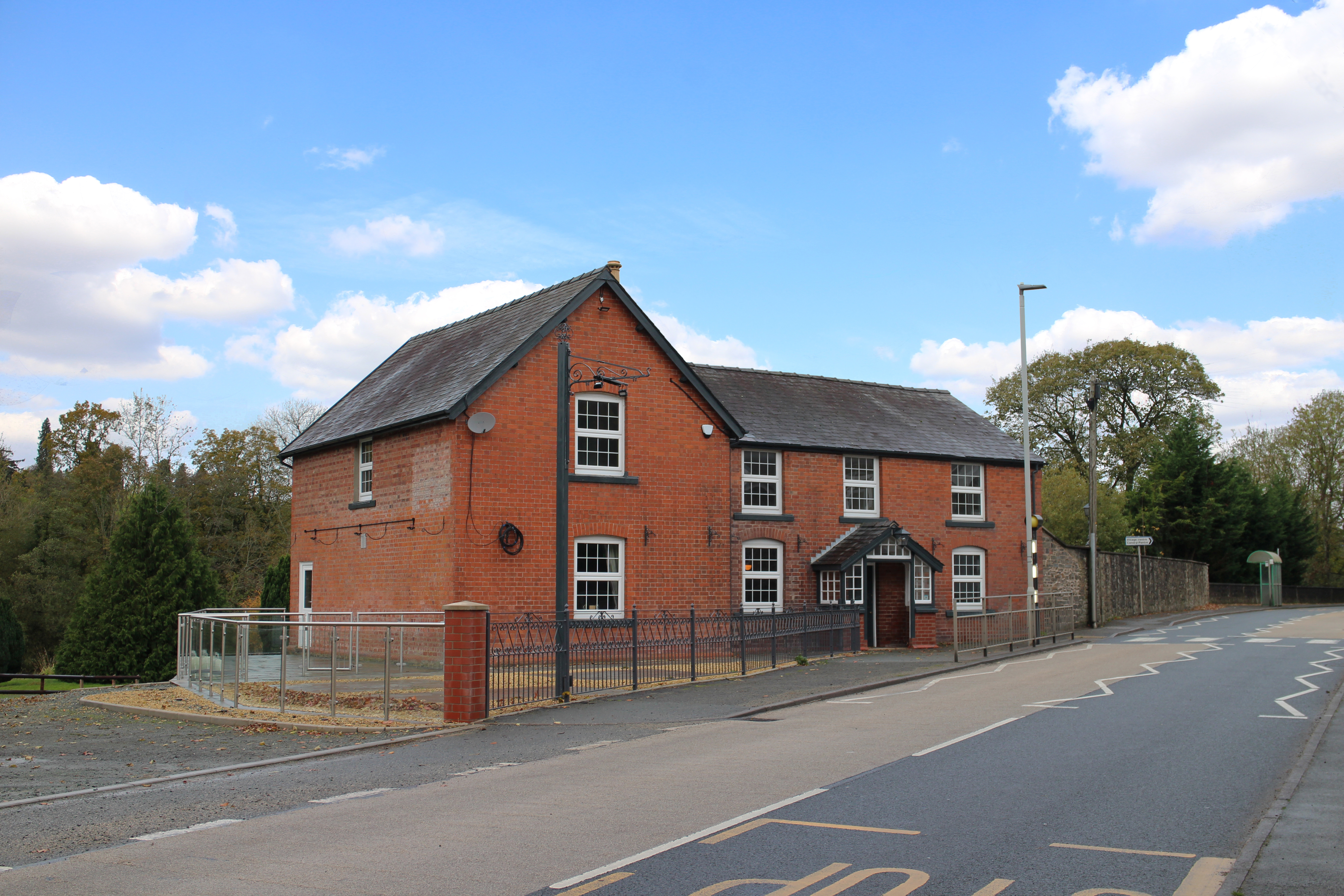 Escape to the country – Fully renovated pub in 2.6 acres