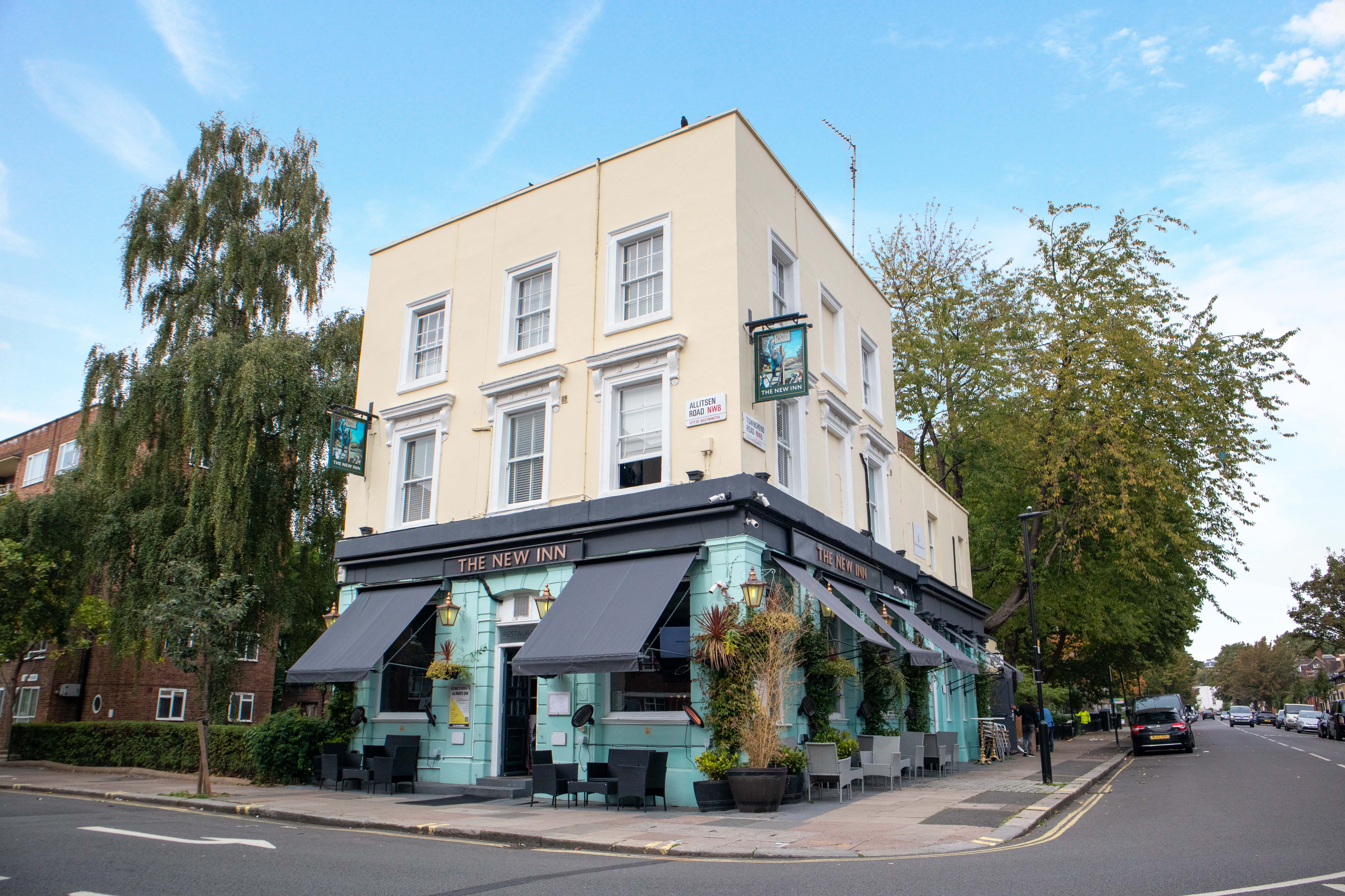 Substantial London pub with hotel rooms for sale