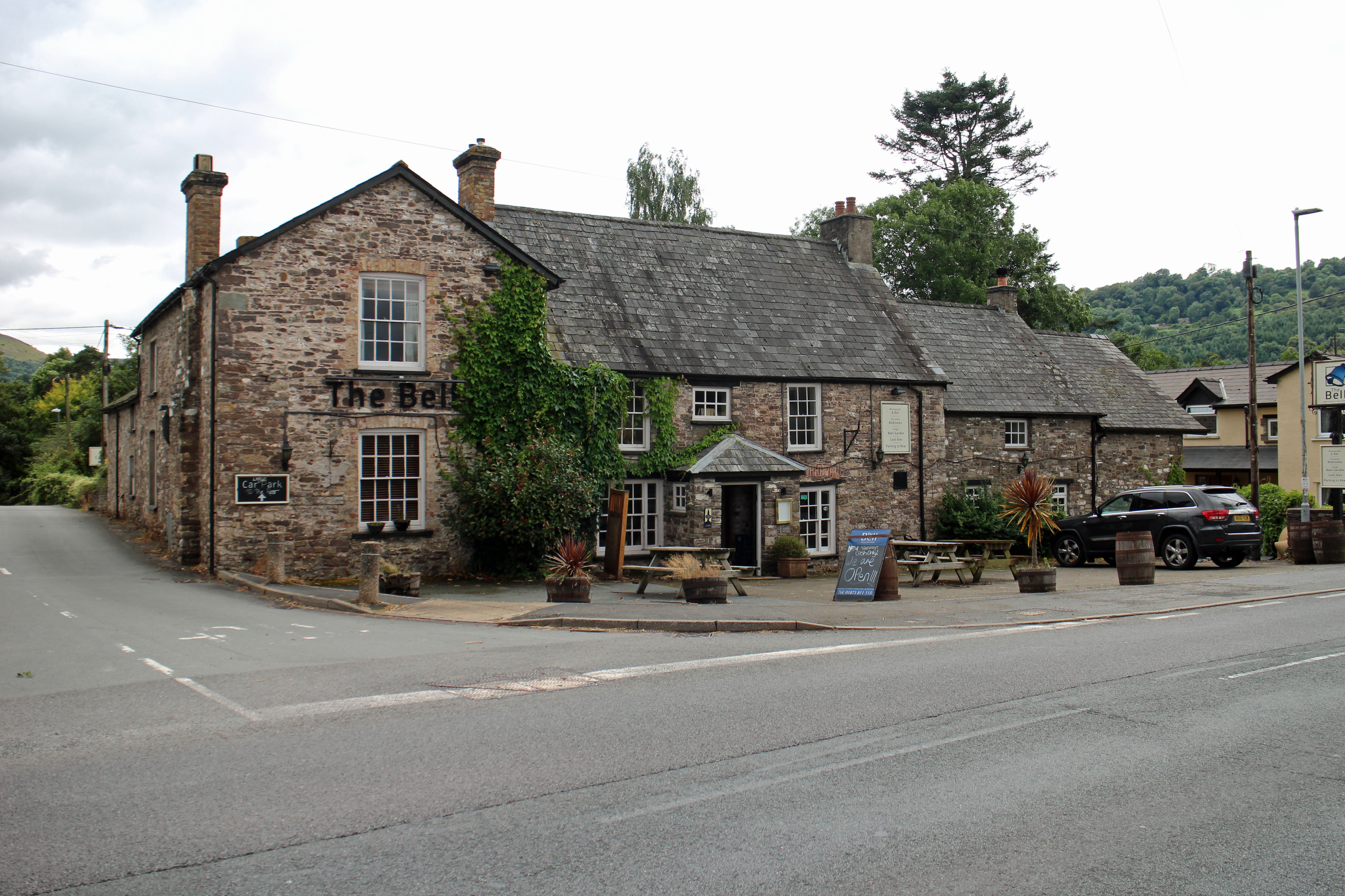 Character Brecon Beacon pub for sale
