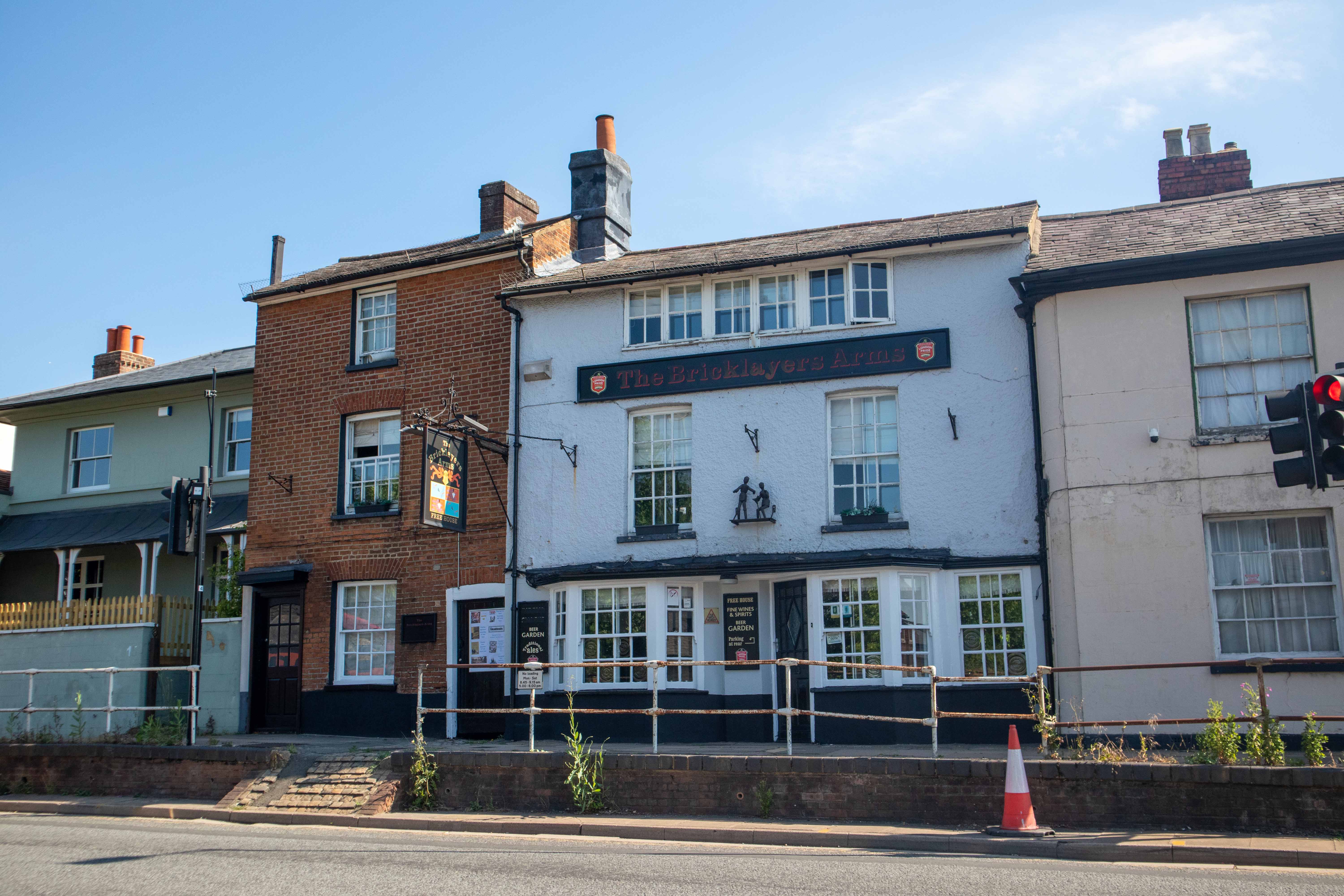 Thriving wet-only pub for sale in Aylesbury