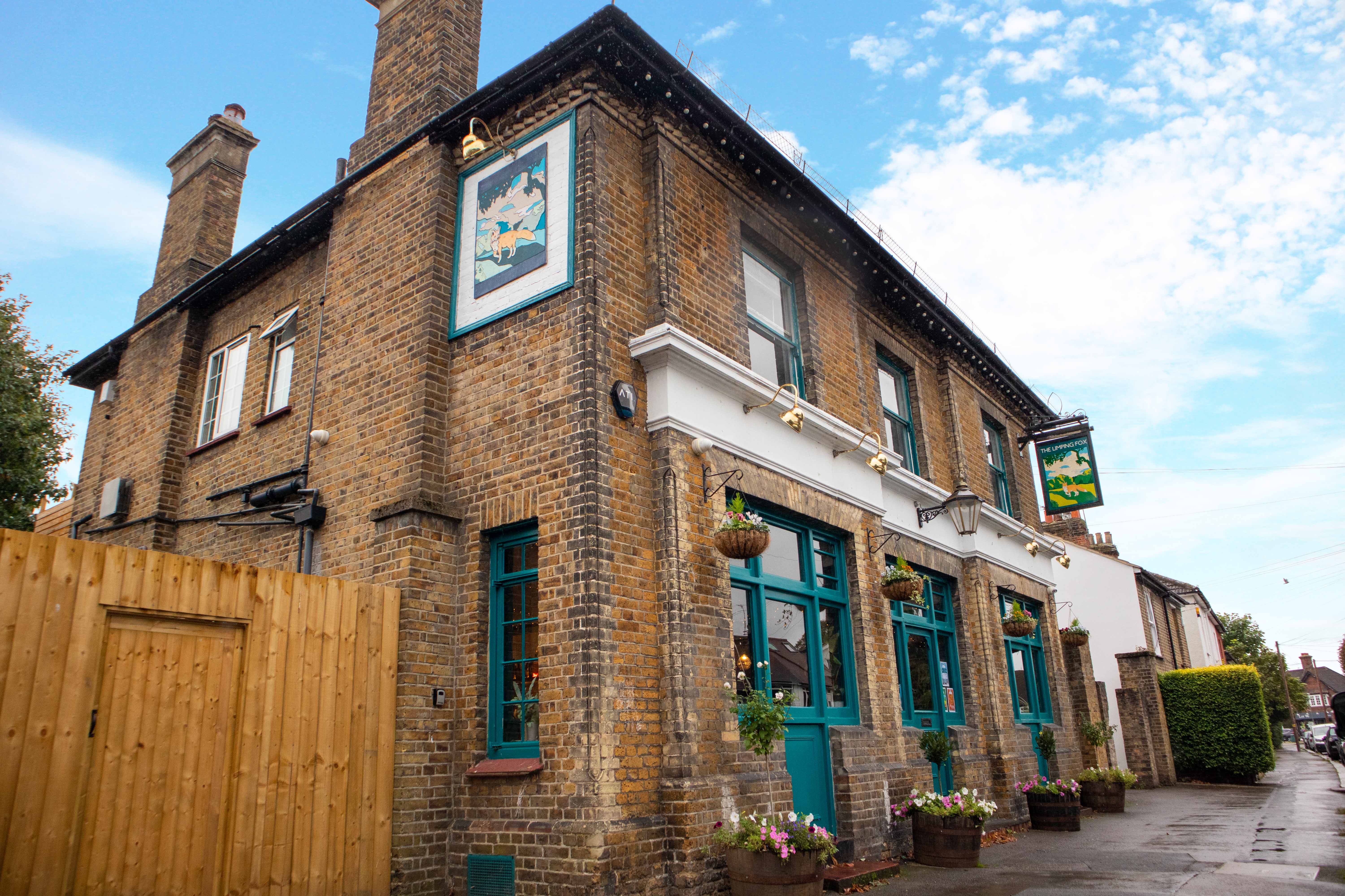 Affluent Surrey/West London pub for sale