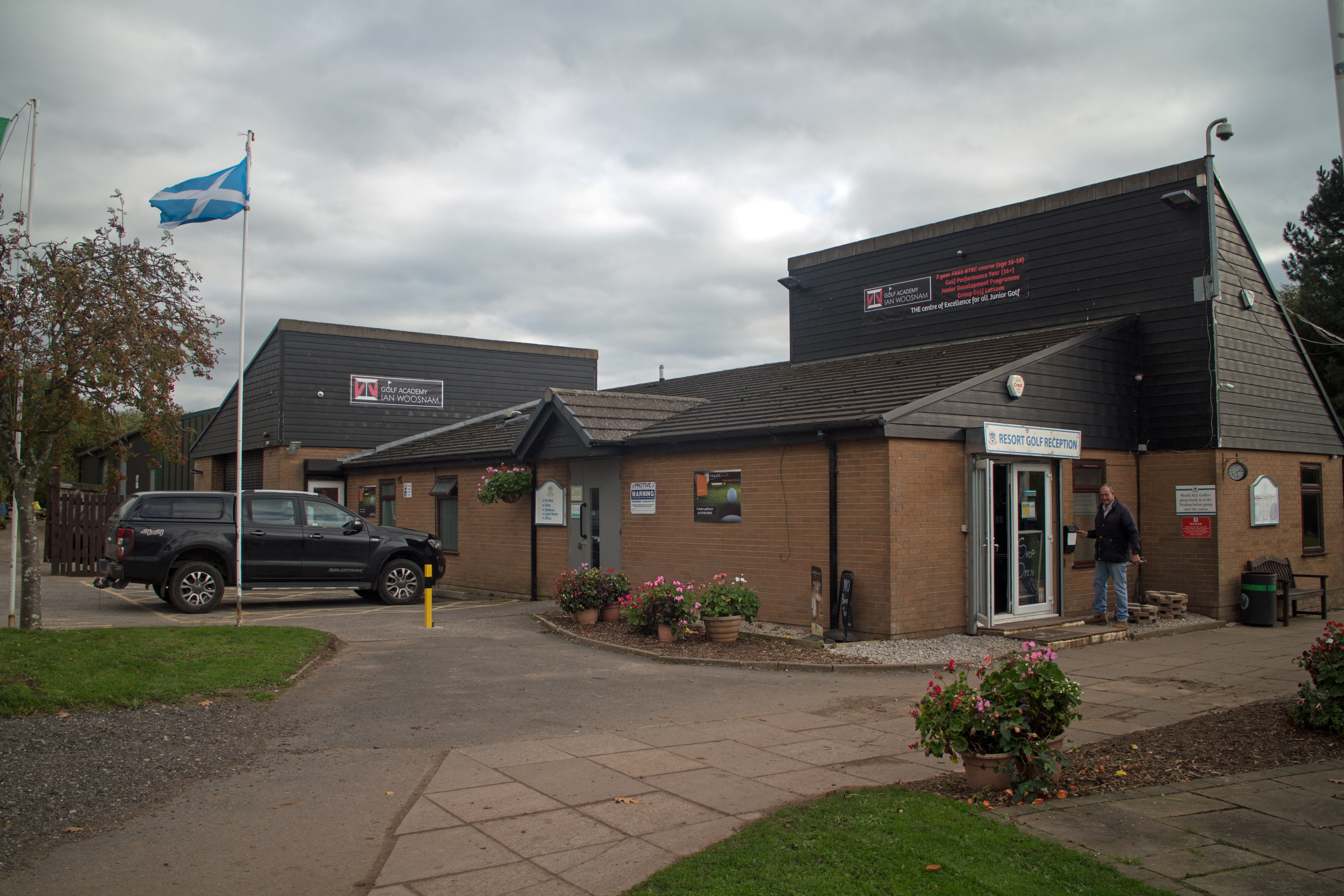 Golf clubhouse and wedding venue available to let