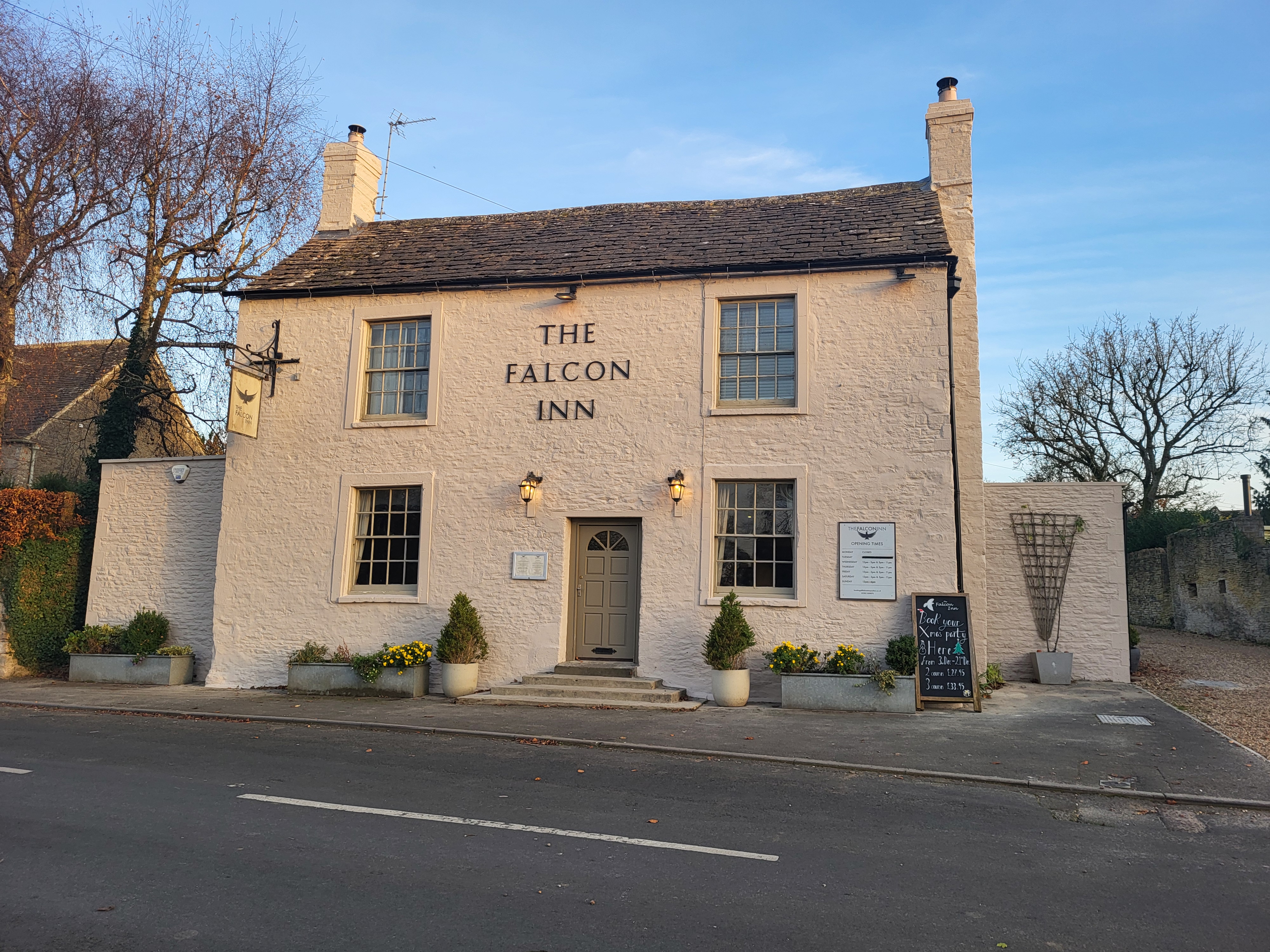 Cotswold village pub and restaurant for sale