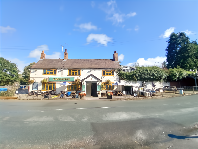 Canal-side pub in Worcestershire for sale