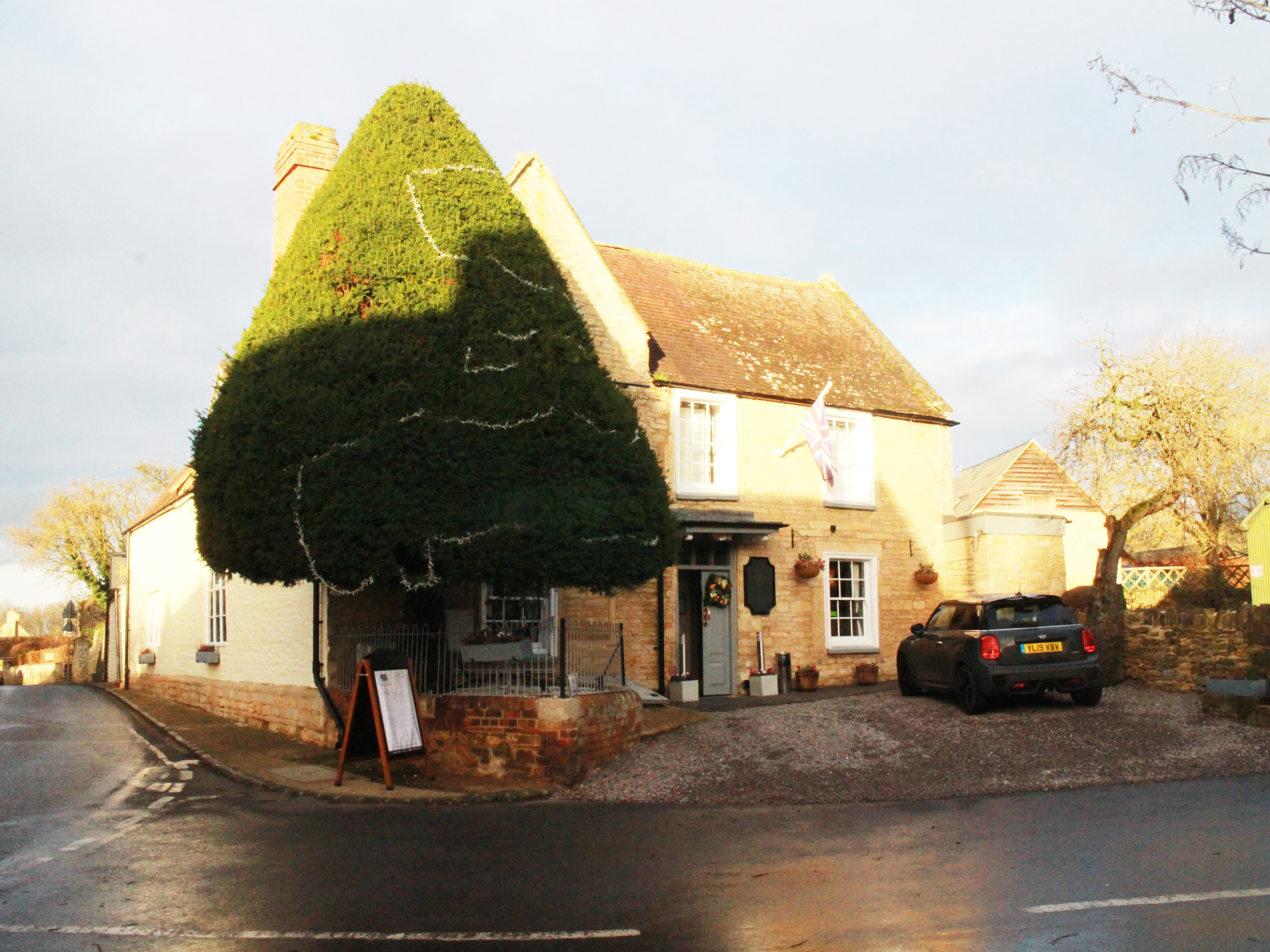 Cotswold 17th Century Village Pub sells with Sidney Phillips