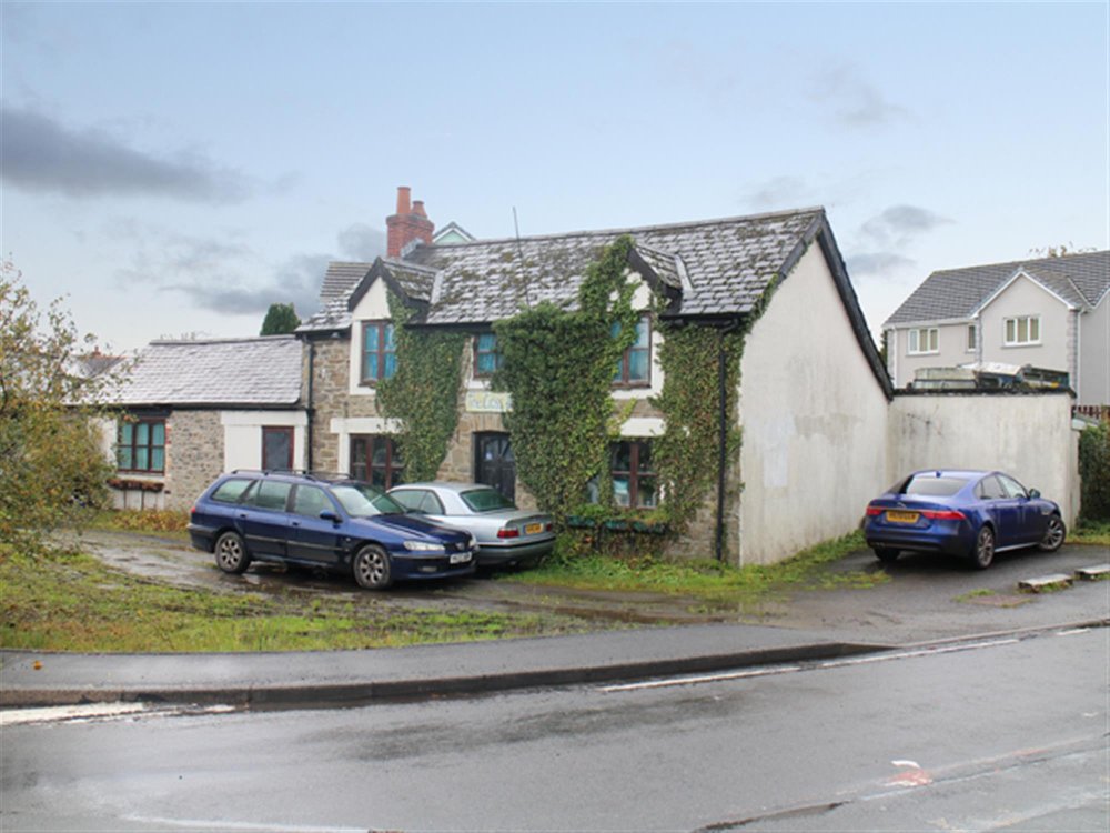 CARMARTHENSHIRE - VILLAGE CENTRE FREEHOUSE