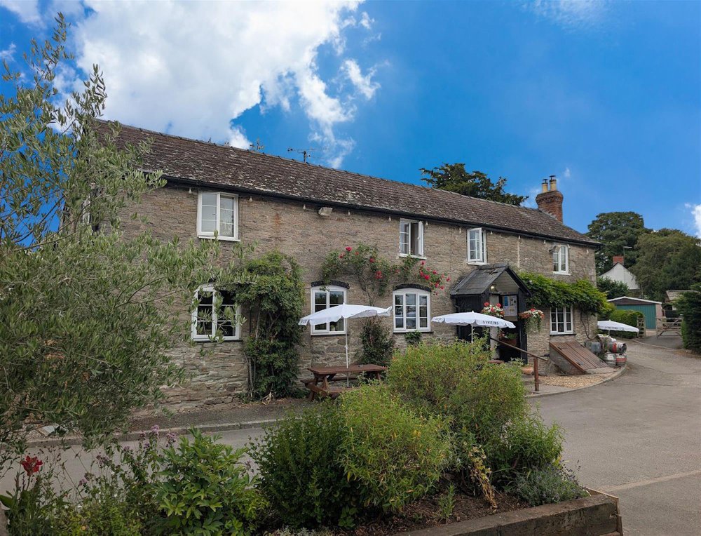 HEREFORDSHIRE - IDYLLIC VILLAGE CENTRE PUBLIC HOUSE 