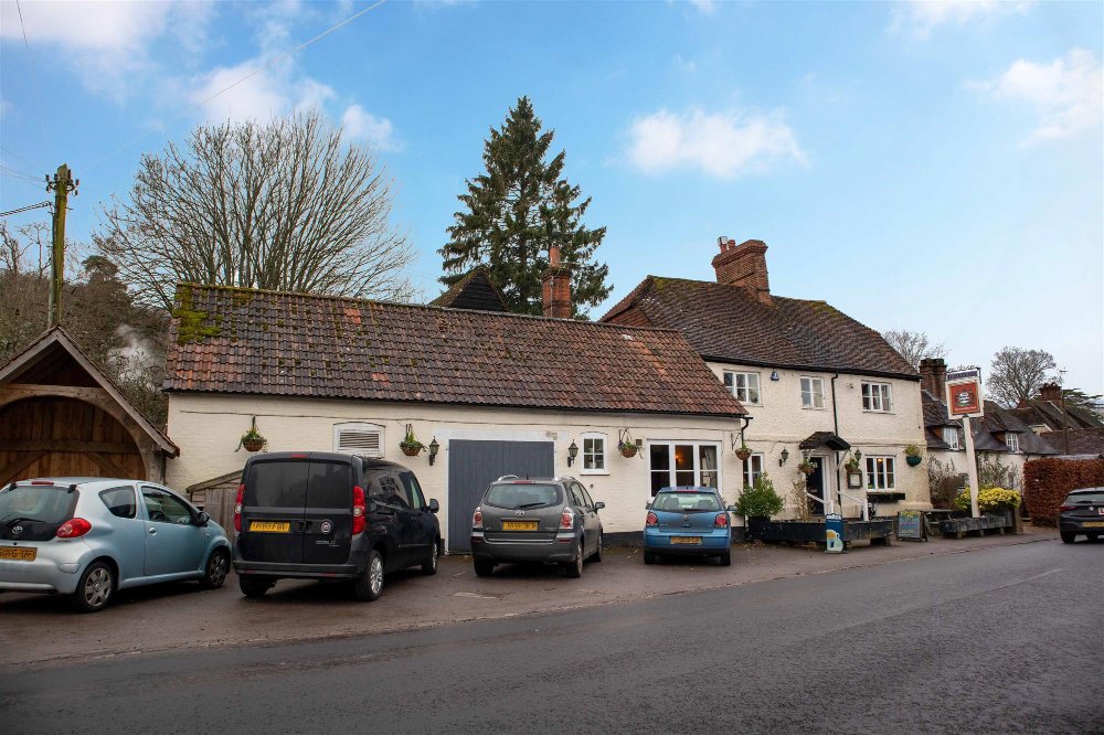 HAMPSHIRE - FREE-OF-TIE PUB ON BUSY THROUGH ROAD