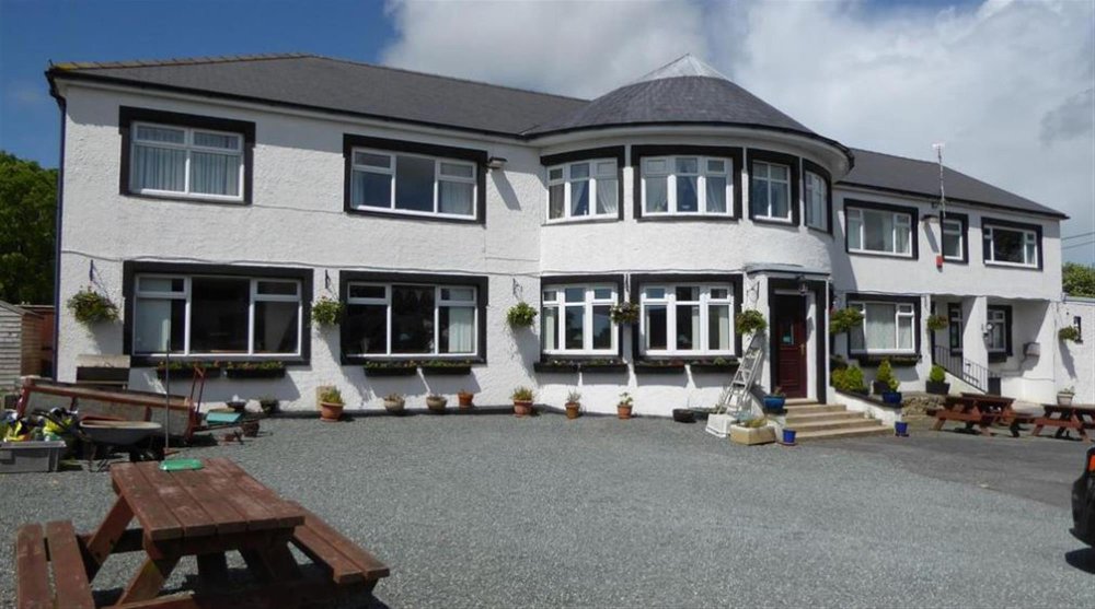 PEMBROKESHIRE - VILLAGE CENTRE HOTEL, BAR & RESTAURANT 