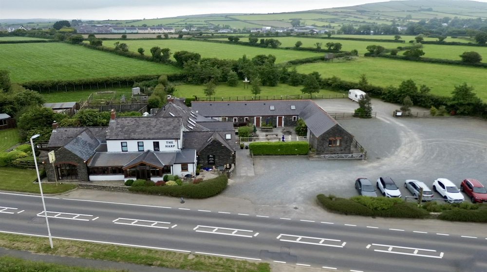 PEMBROKESHIRE - 15TH CENTURY COACHING INN WITH SIX QUALITY EN SUITE LETTING BEDROOMS & CAMPING PITCHES