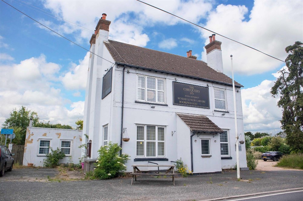 KENT - CLOSED PUB ON BUSY ARTERIAL ROAD