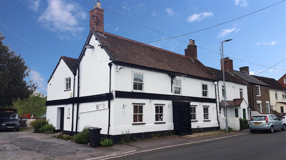 WILTSHIRE - ROADSIDE FREE HOUSE ON TOWN SUBURBS