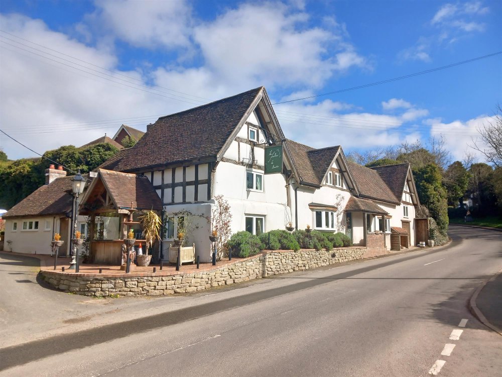 SHROPSHIRE - COUNTRY INN APPOINTED TO AN EXCELLENT STANDARD THROUGHOUT AND LOCATED IN AFFLUENT AREA