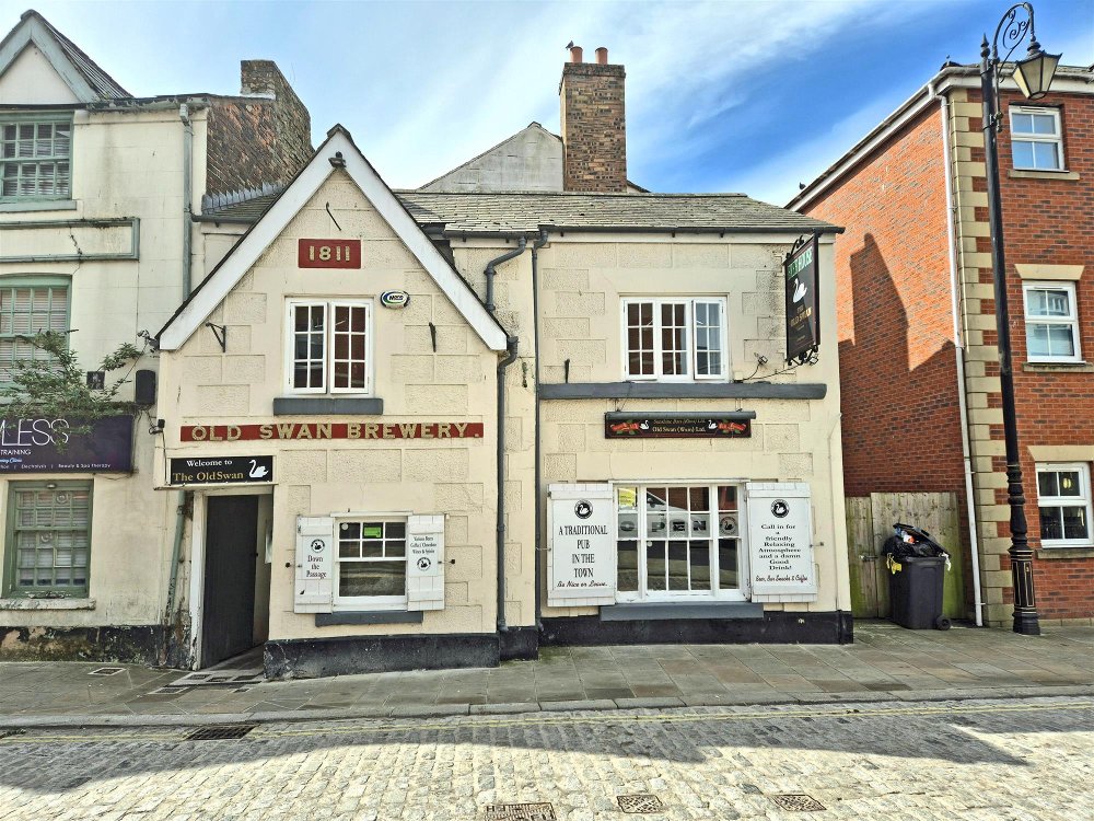 WREXHAM - 19TH CENTURY CITY CENTRE PUBLIC HOUSE WITH FOUR FLATS