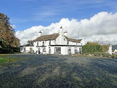 PEMBROKESHIRE – CHARACTER PREMISES WITH FIVE QUALITY EN SUITE LETTING ROOMS IN BUSY TOURIST DESTINATION