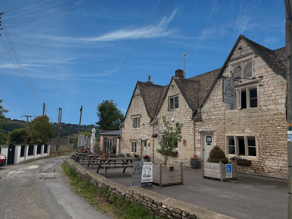 GLOUCESTERSHIRE - PUB IN EDGE OF COTSWOLD TOWN