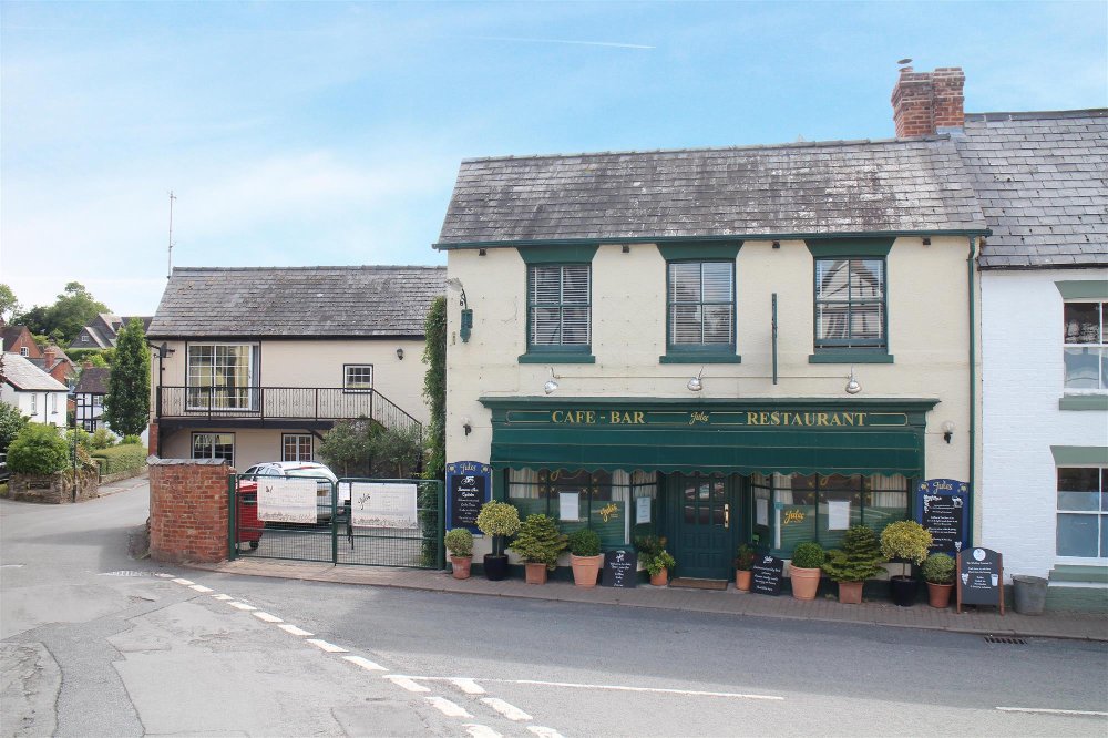 HEREFORDSHIRE - RENOWNED ‘BLACK & WHITE’ VILLAGE CENTRE RESTAURANT WITH SEPARATE OWNERS' HOME