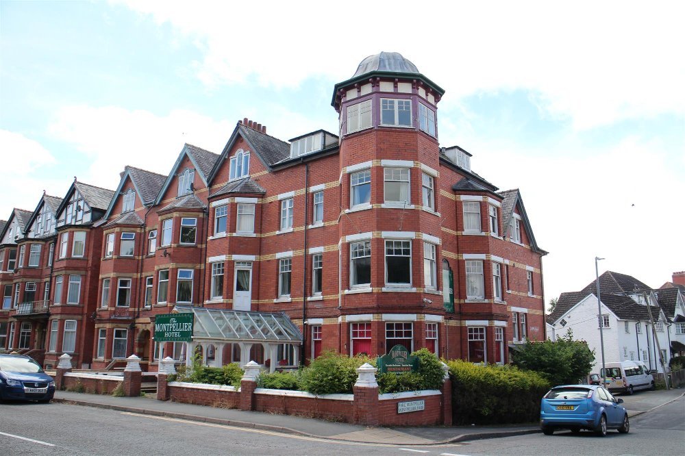 RADNORSHIRE - SUBSTANTIAL 11 BEDROOM HOTEL