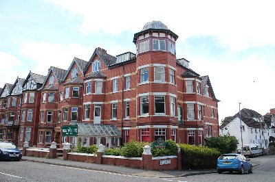 RADNORSHIRE - SUBSTANTIAL 11 BEDROOM HOTEL