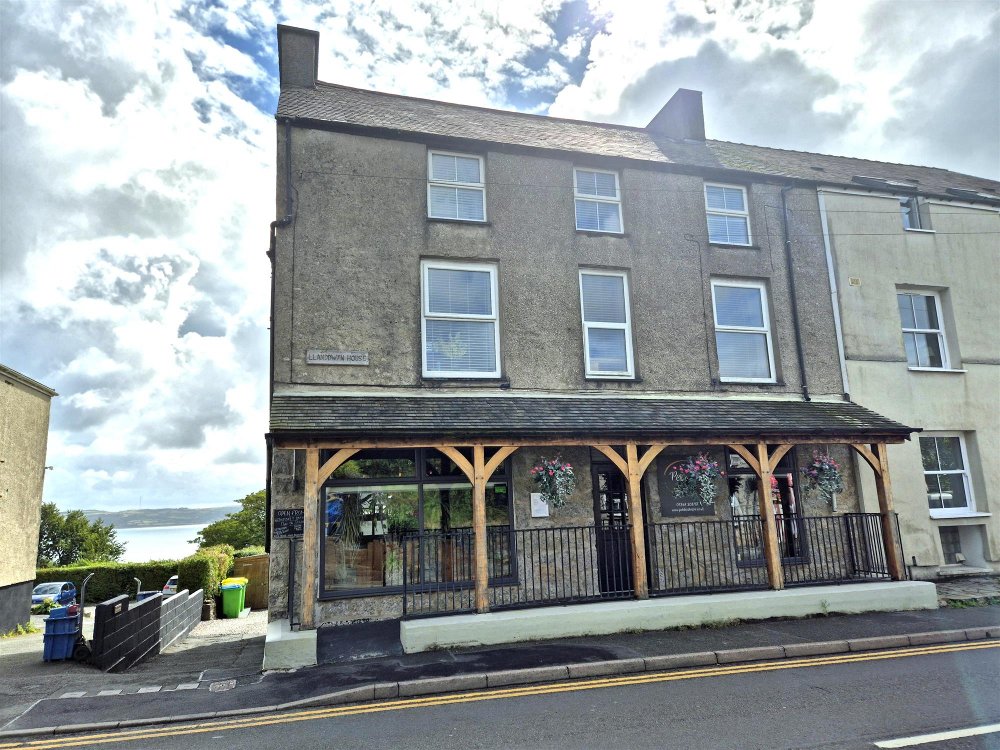 ISLE OF ANGLESEY - ESTABLISHED BISTRO AND FIVE APARTMENTS