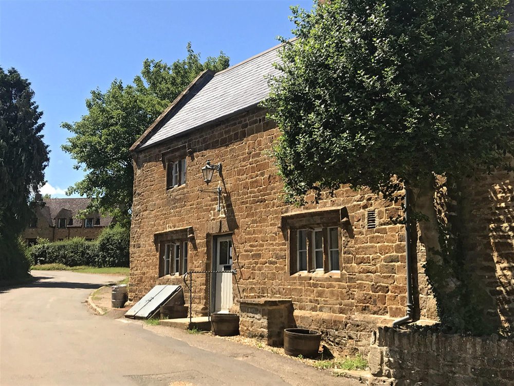 OXFORDSHIRE – ATTRACTIVE 17th CENTURY GASTRO PUB 