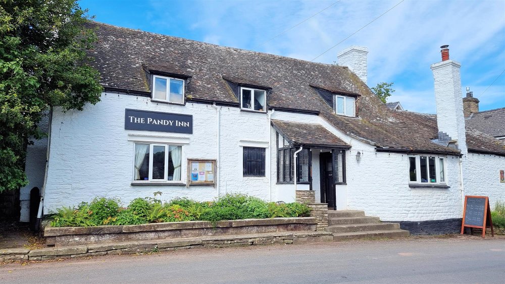 HEREFORDSHIRE - RENOWNED HISTORICAL 16TH CENTURY HOSTELRY IN SOUGHT-AFTER GOLDEN VALLEY 