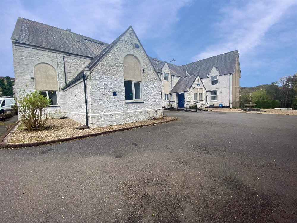 GWYNEDD - 38 BED HOSTEL ON THE EDGE OF SNOWDONIA NATIONAL PARK