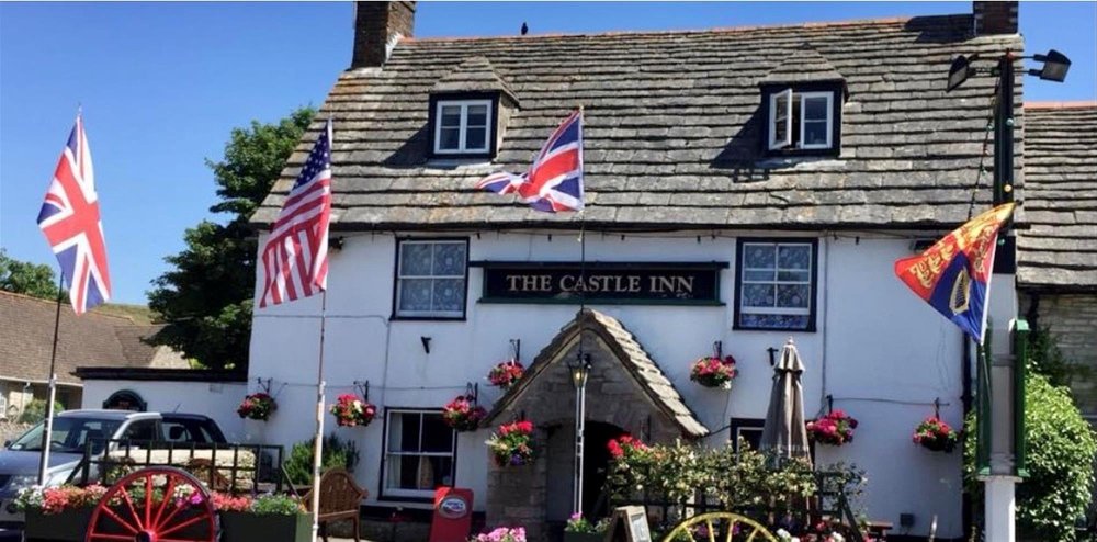 DORSET - PROMINENT ROADSIDE PUBLIC HOUSE IN POPULAR LANDMARK VILLAGE