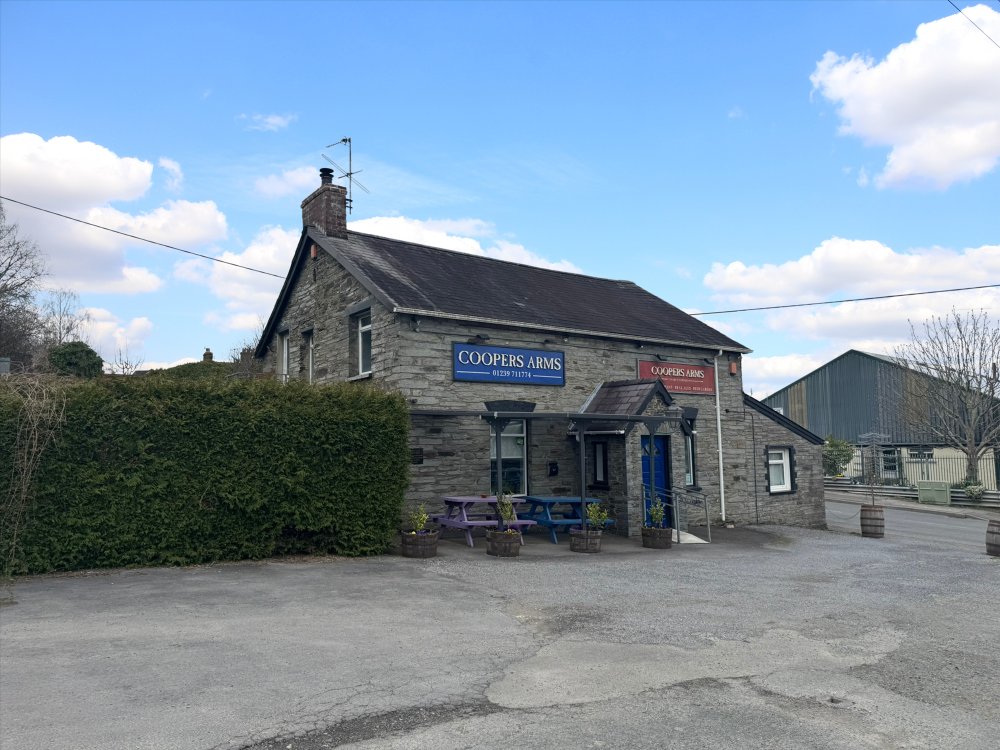 WEST WALES – TRADITIONAL PUBLIC HOUSE AND RESTAURANT ON THE EDGE OF BUSY MARKET TOWN