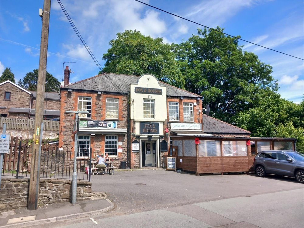 GWENT VALLEYS - PROMINENT TOWN CENTRE PUBLIC HOUSE OVERLOOKING PARK