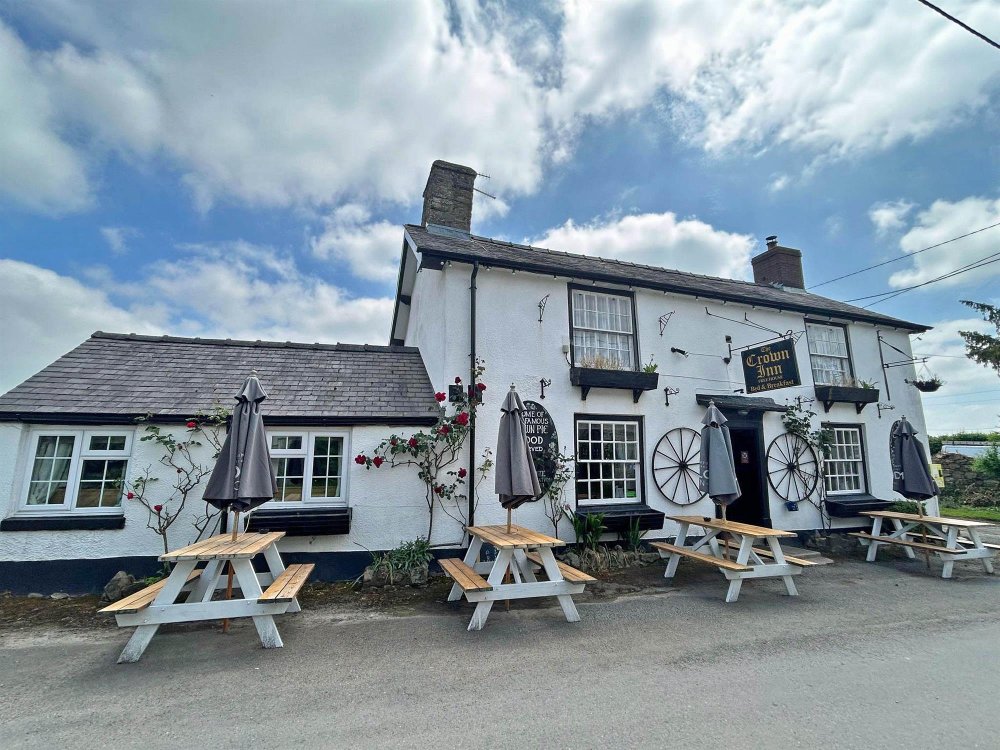 SHROPSHIRE HILLS – WELL-APPOINTED COTTAGE STYLE PUBLIC HOUSE WITH 4 LETTING BEDROOMS