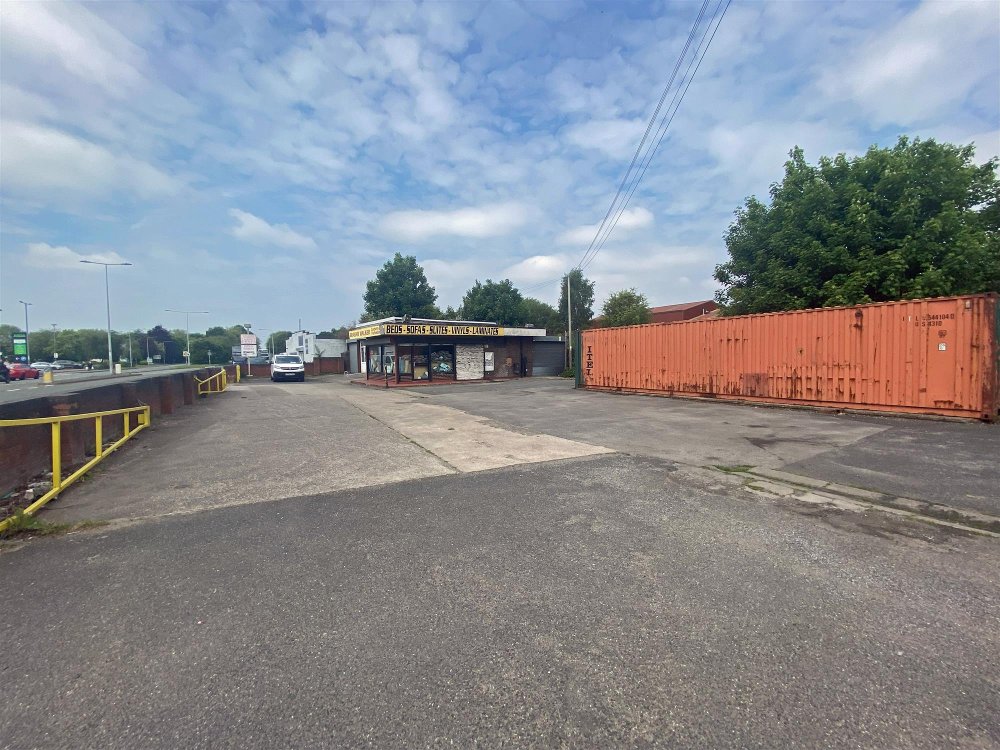 FLINTSHIRE - APPROXIMATELY 0.30 ACRES OF LAND – MAIN ROAD DEVELOPMENT OPPORTUNITY