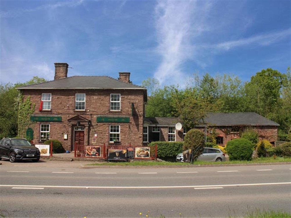 MONMOUTHSHIRE - BRECON BEACONS NATIONAL PARK MAIN ROAD INN