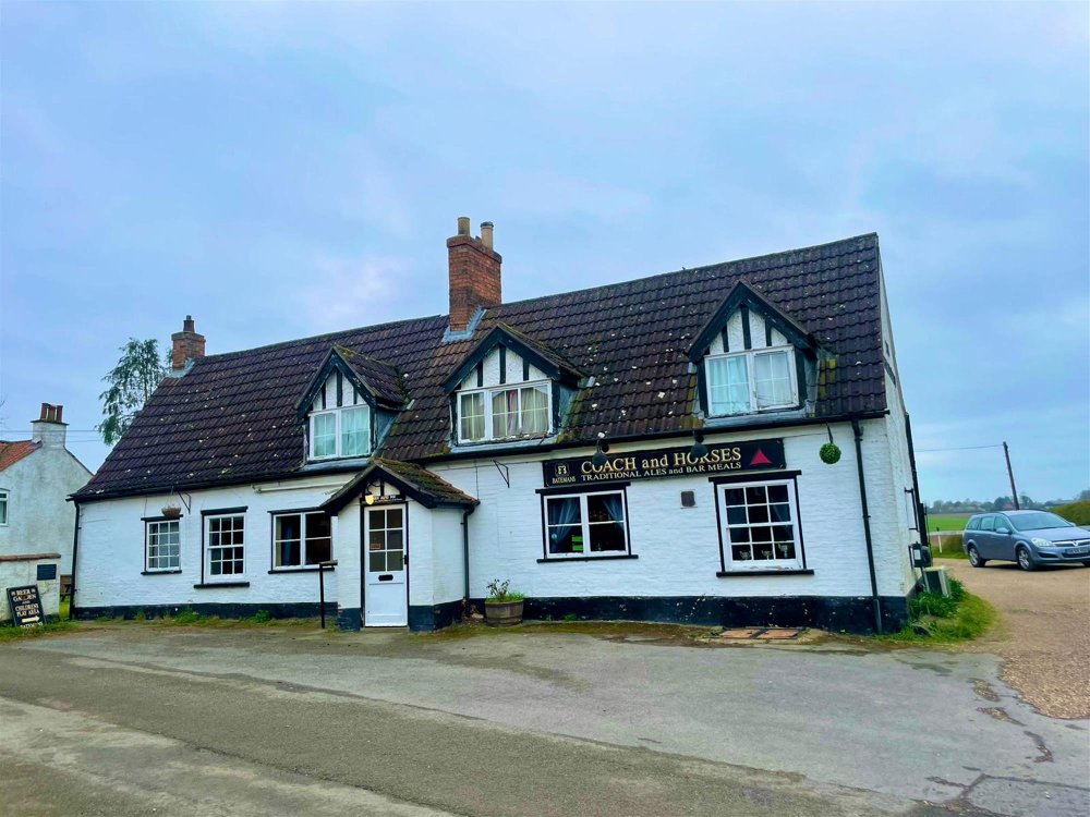 LINCOLNSHIRE - THREE BEDROOM PUB WITH LARGE CAR PARK