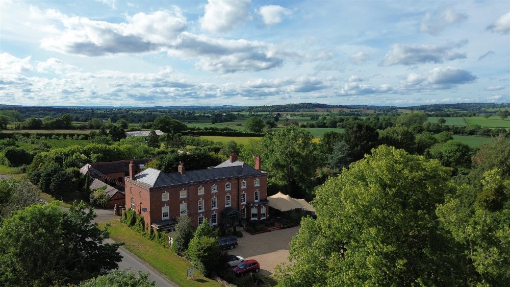 HEREFORDSHIRE – ELEGANT GEORGIAN HOTEL & WEDDING VENUE WITH LARGE GROUNDS OF 3.7 ACRES