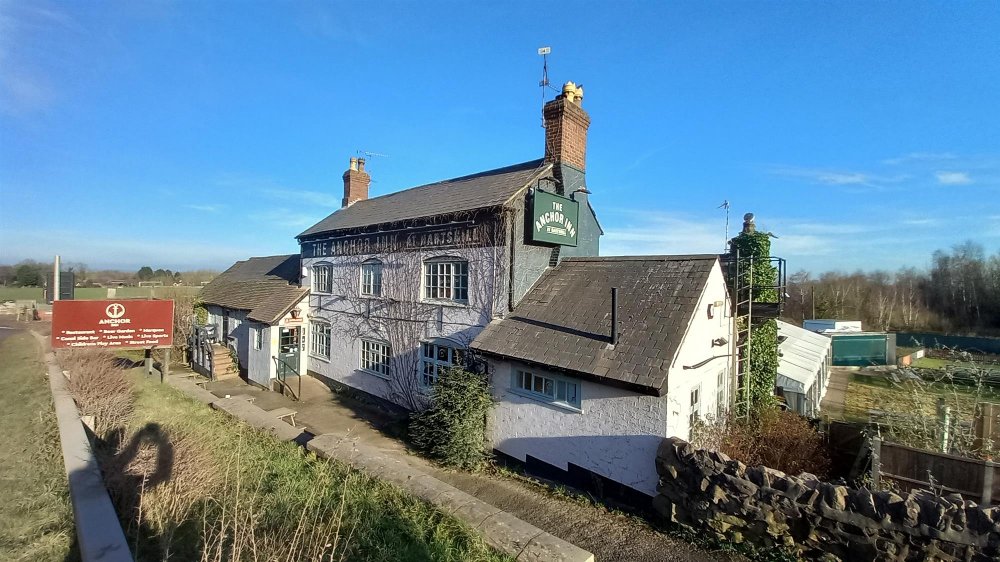 WARWICKSHIRE - CANALSIDE FREEHOUSE IN PROMINENT ROADSIDE LOCATION