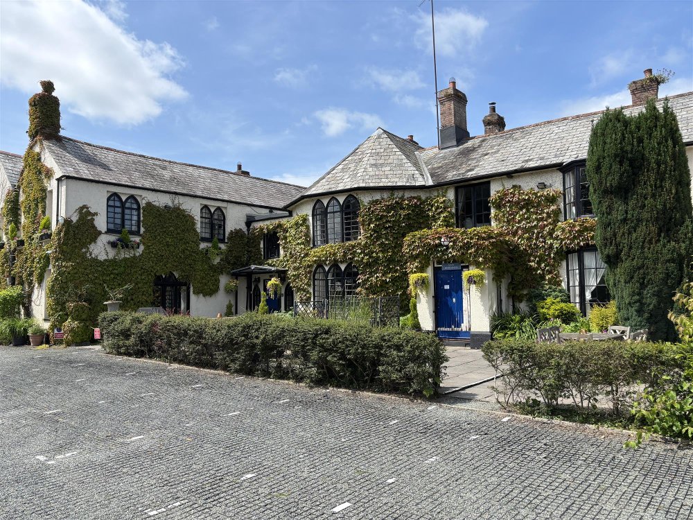 DEVON – ESTABLISHED HOTEL CLOSE TO THE CORNISH BORDER AND MAJOR TRUNK ROAD