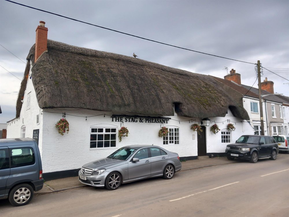 WARWICKSHIRE - THATCHED ROOFED, TRADITIONAL VILLAGE PUB