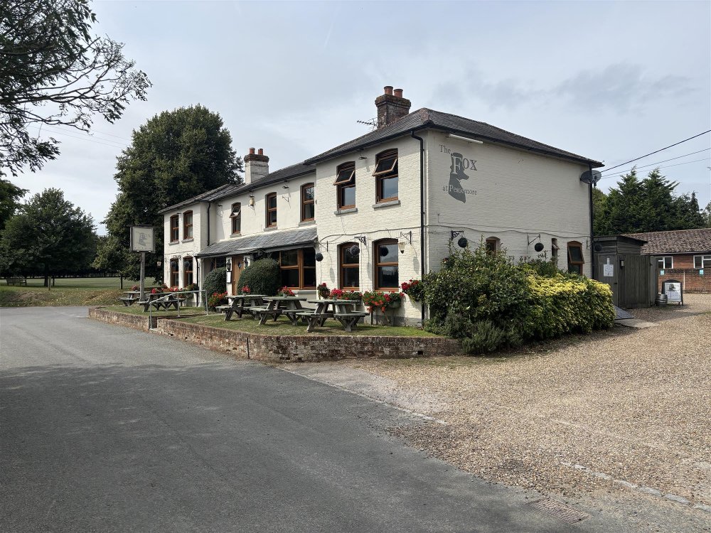 BERKSHIRE – CHARMING COUNTRY FREEHOUSE IN BERKSHIRE DOWNS A34 AND M4 CORRIDOR