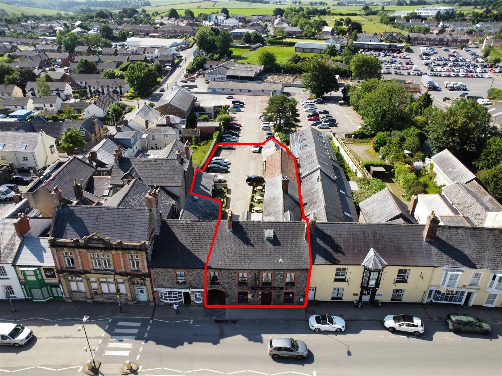 DEVON - TOWN CENTRE FREEHOUSE WITH LETTING ROOMS & DEVELOPMENT POTENTIAL