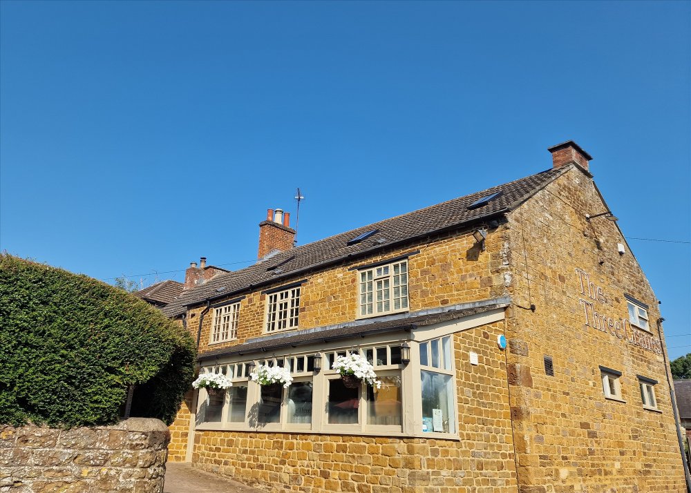 NORTHAMPTONSHIRE -  5 BEDROOM PUB & RESTAURANT IN SOUGHT AFTER VILLAGE