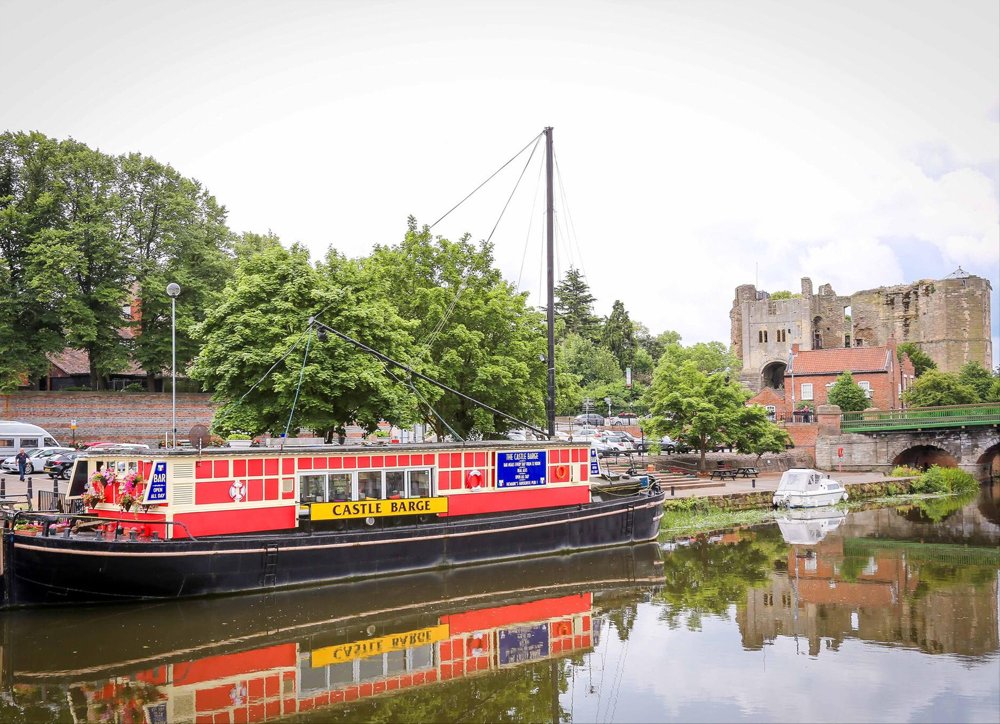 NOTTINGHAMSHIRE - RIVER TRENT CANAL BOAT PUB ADJACENT TO NEWARK CASTLE