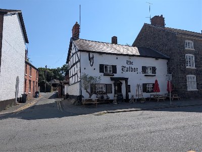MID WALES/SHROPSHIRE BORDER - MARKET TOWN 'BLACK AND WHITE' FREEHOUSE